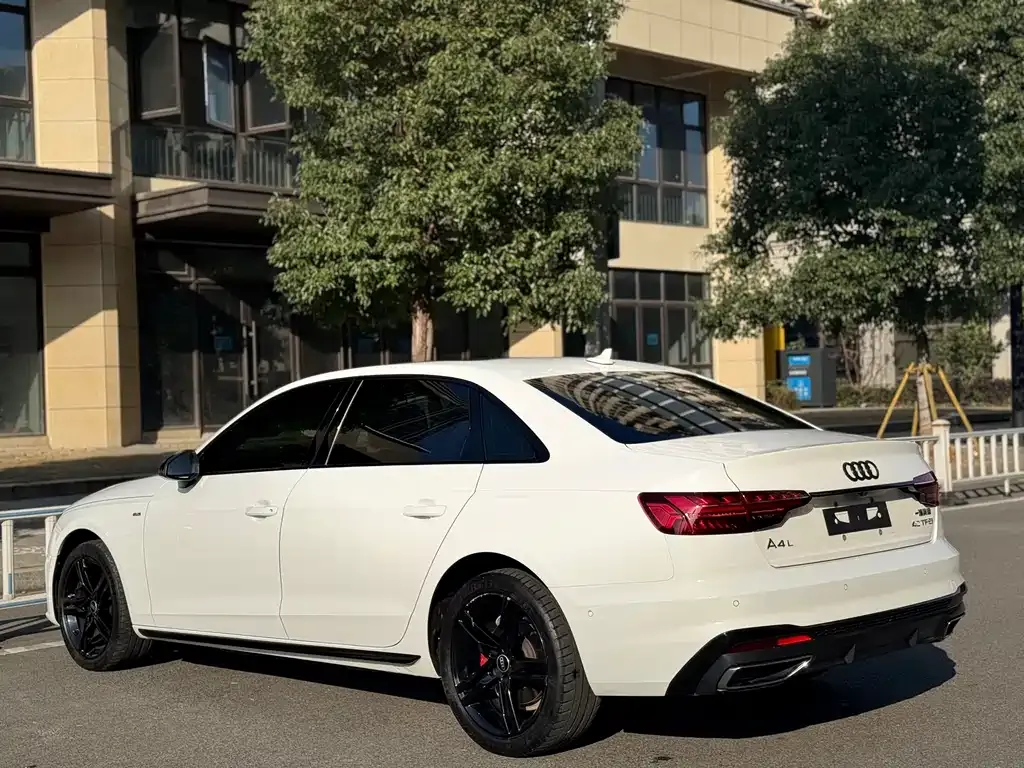 Audi A4L 2022 из CN, фото 6