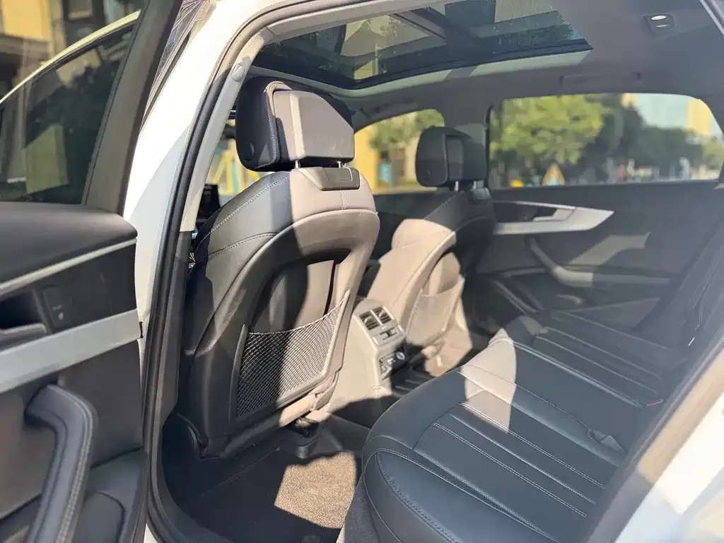 Audi A4L 2022 из CN, фото 9