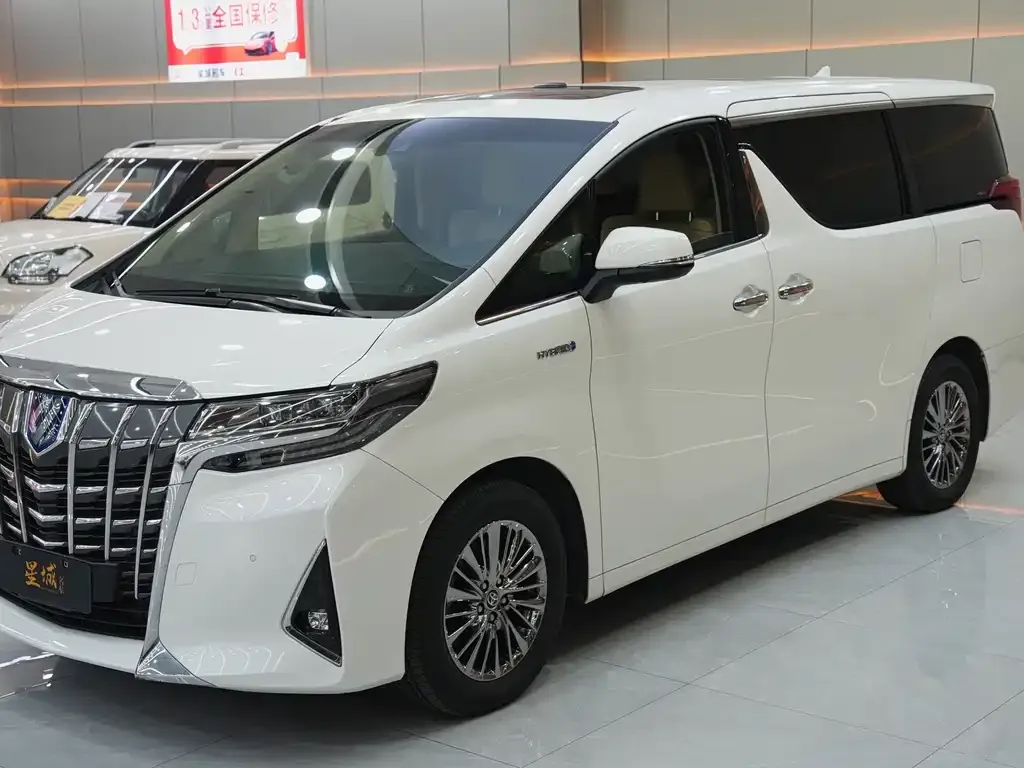 Toyota Alphard — фото 1
