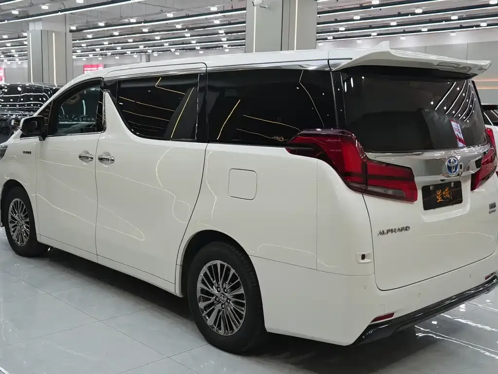 Toyota Alphard — фото 4