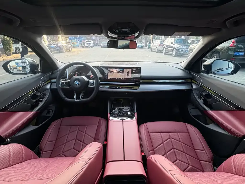 BMW 5 Series 2025 из CN, фото 10