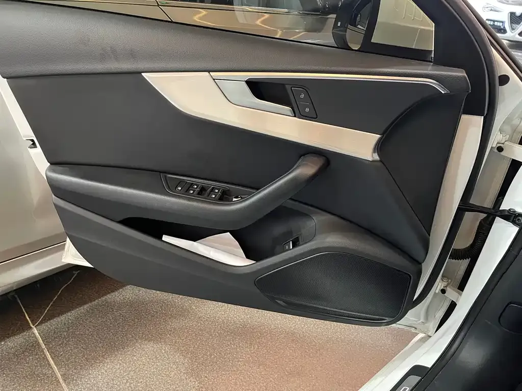 Audi A4L 2021 из CN, фото 4
