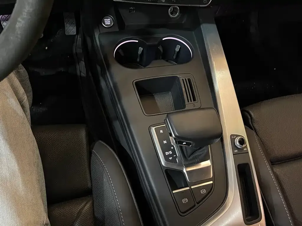 Audi A4L 2021 из CN, фото 2