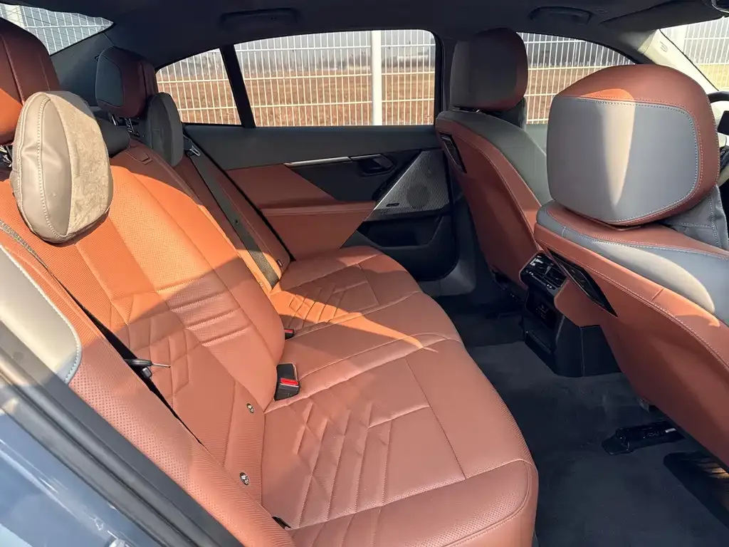 BMW i5 — фото 2