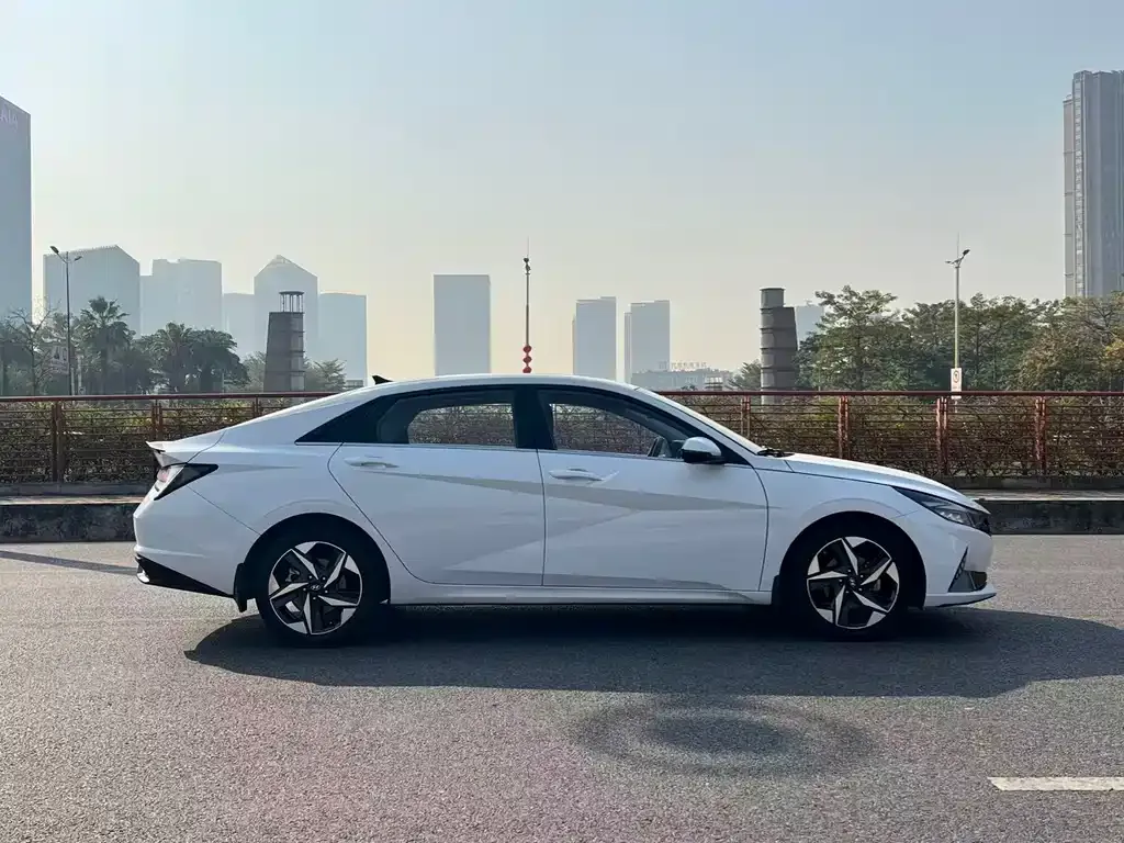 Hyundai Elantra — фото 7
