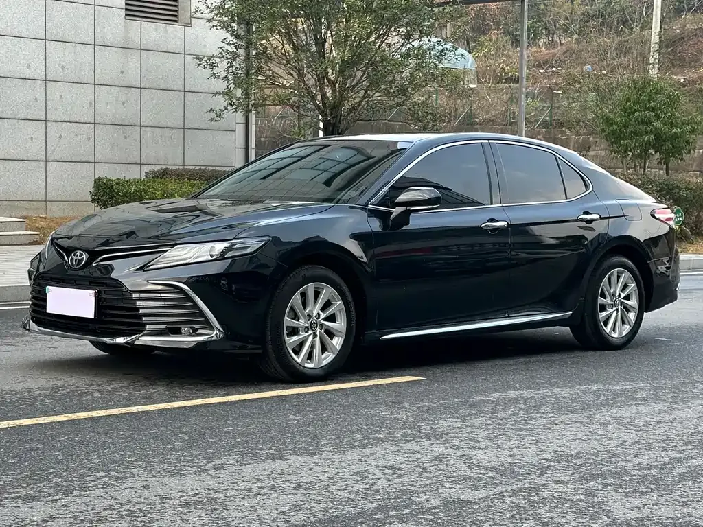 Toyota Camry — фото 1