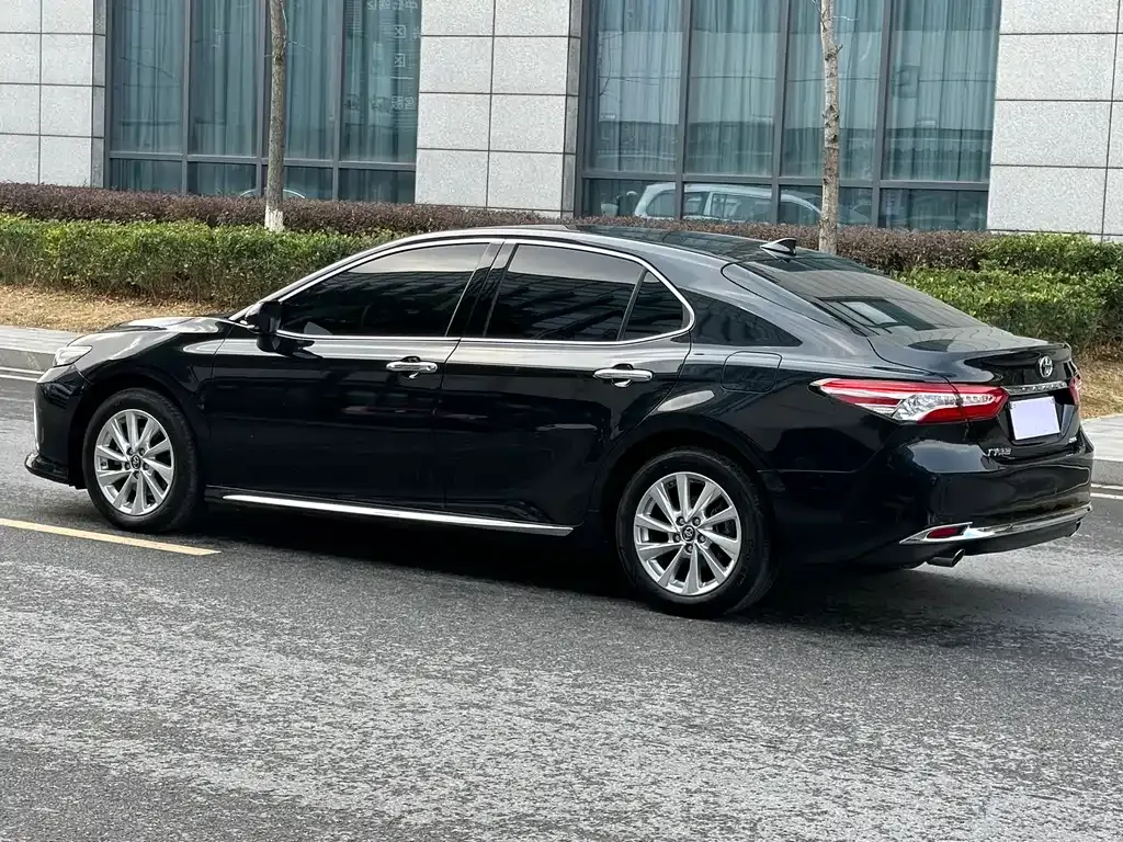 Toyota Camry — фото 6