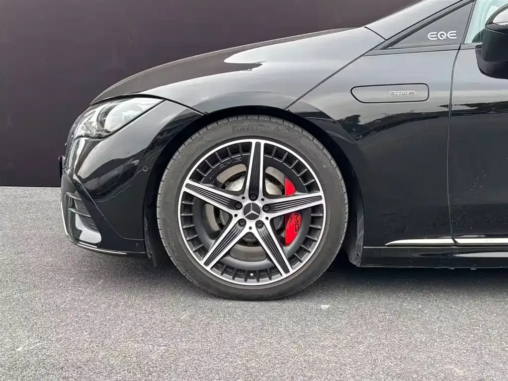 Mercedes-Benz EQE AMG — фото 8