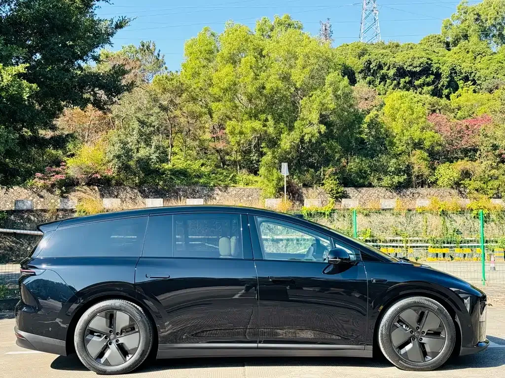 Li Auto i8 — фото 9