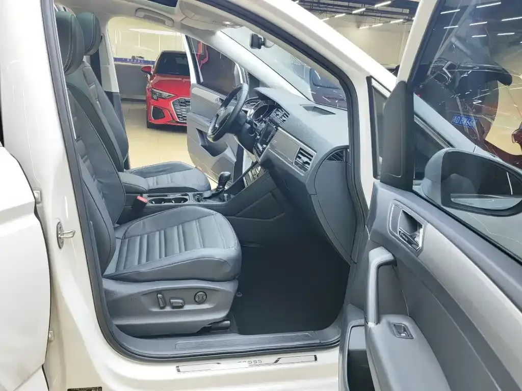 Volkswagen Touran 2022 из CN, фото 7