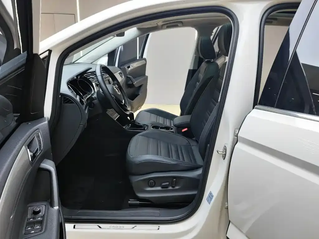 Volkswagen Touran 2022 из CN, фото 2