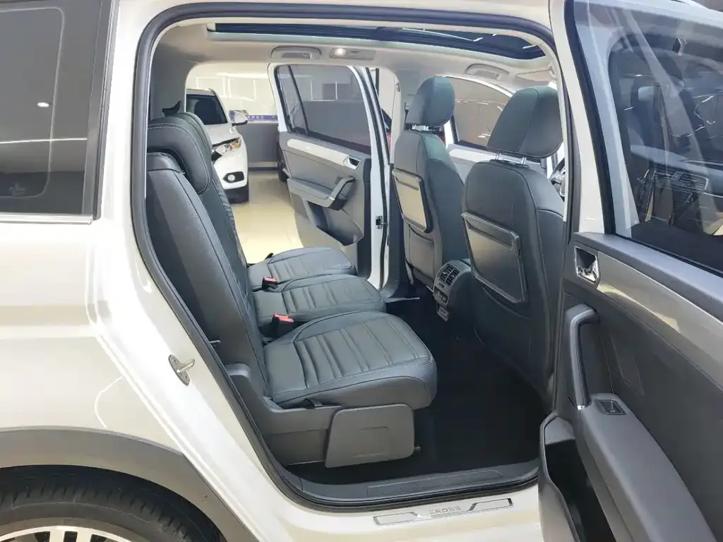 Volkswagen Touran 2022 из CN, фото 4