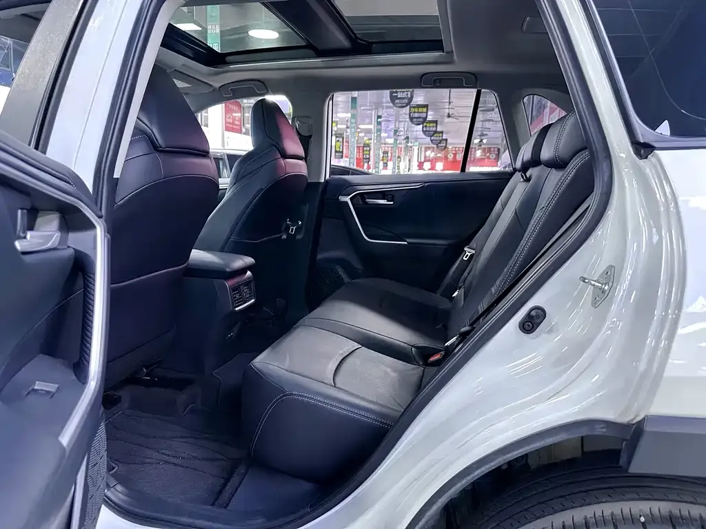 Toyota Wildlander 2023 из CN, фото 3