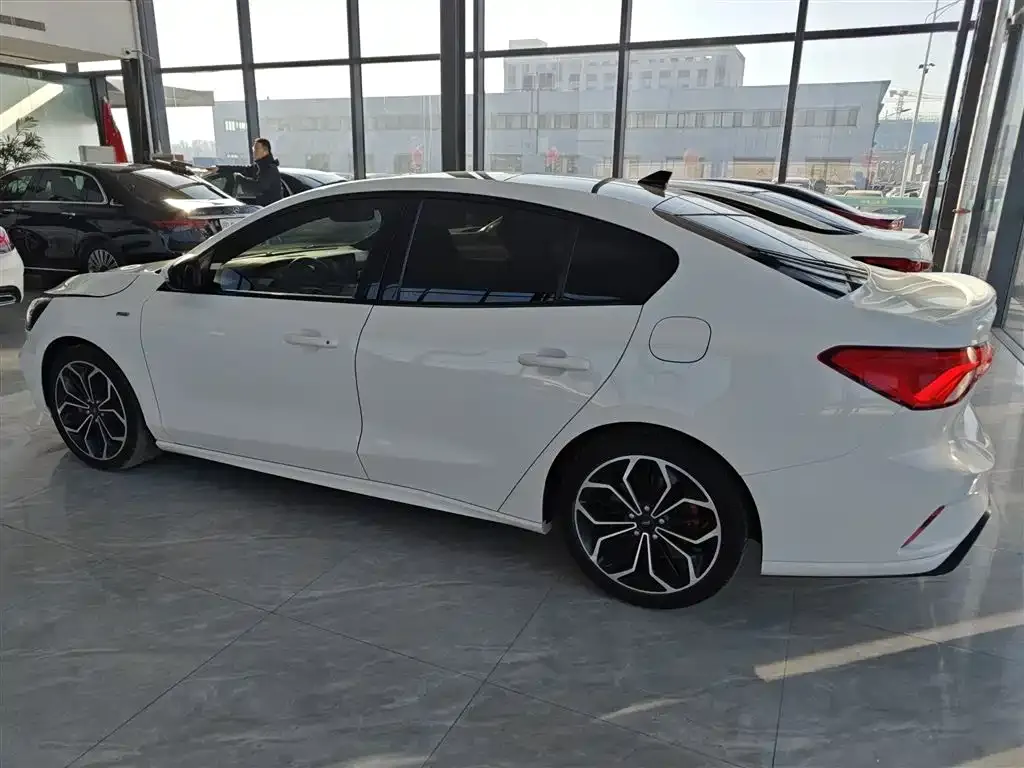 Ford Focus 2021 из CN, фото 5