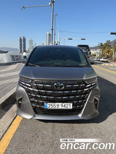 Toyota Alphard — фото 1