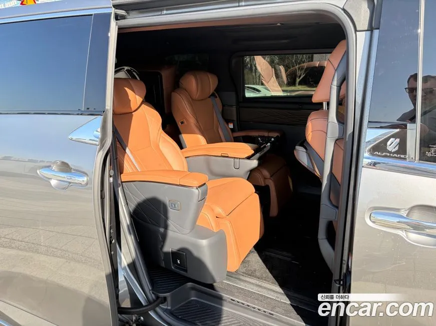 Toyota Alphard — фото 9