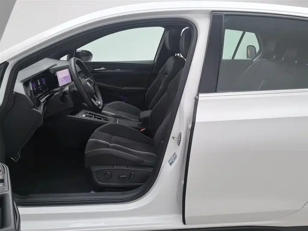 Volkswagen Golf 2023 из CN, фото 4