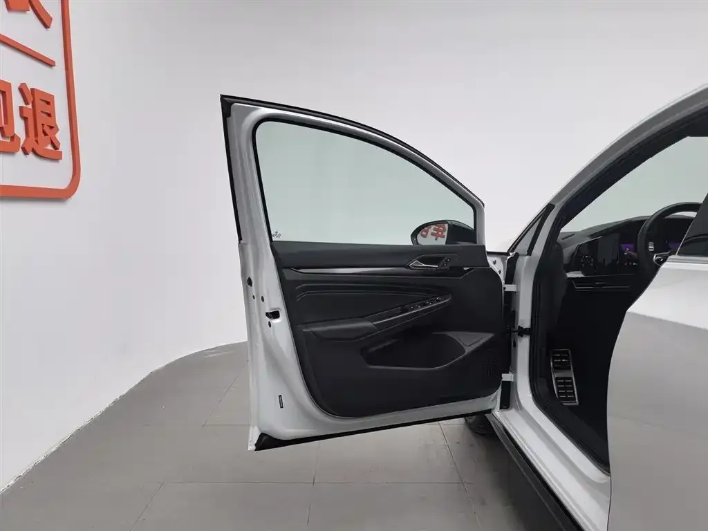 Volkswagen Golf 2023 из CN, фото 3