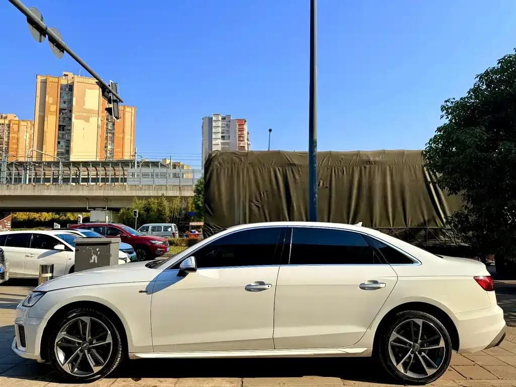 Audi A4L 2021 из CN, фото 8