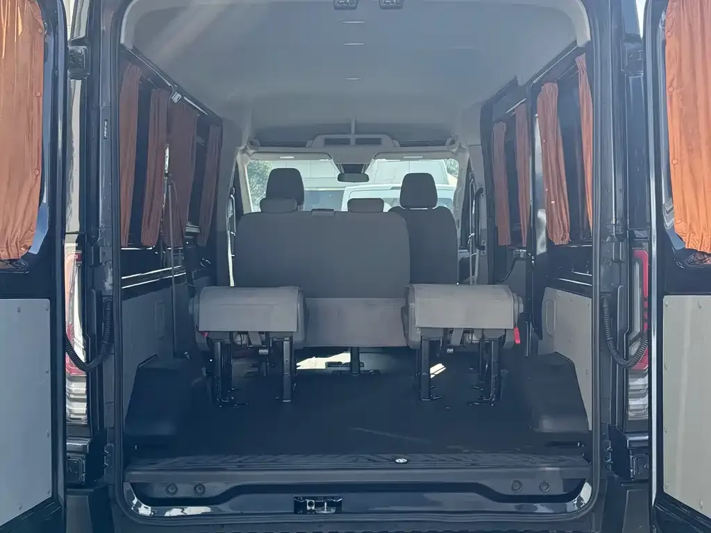 Ford Transit T8 2023 из CN, фото 4