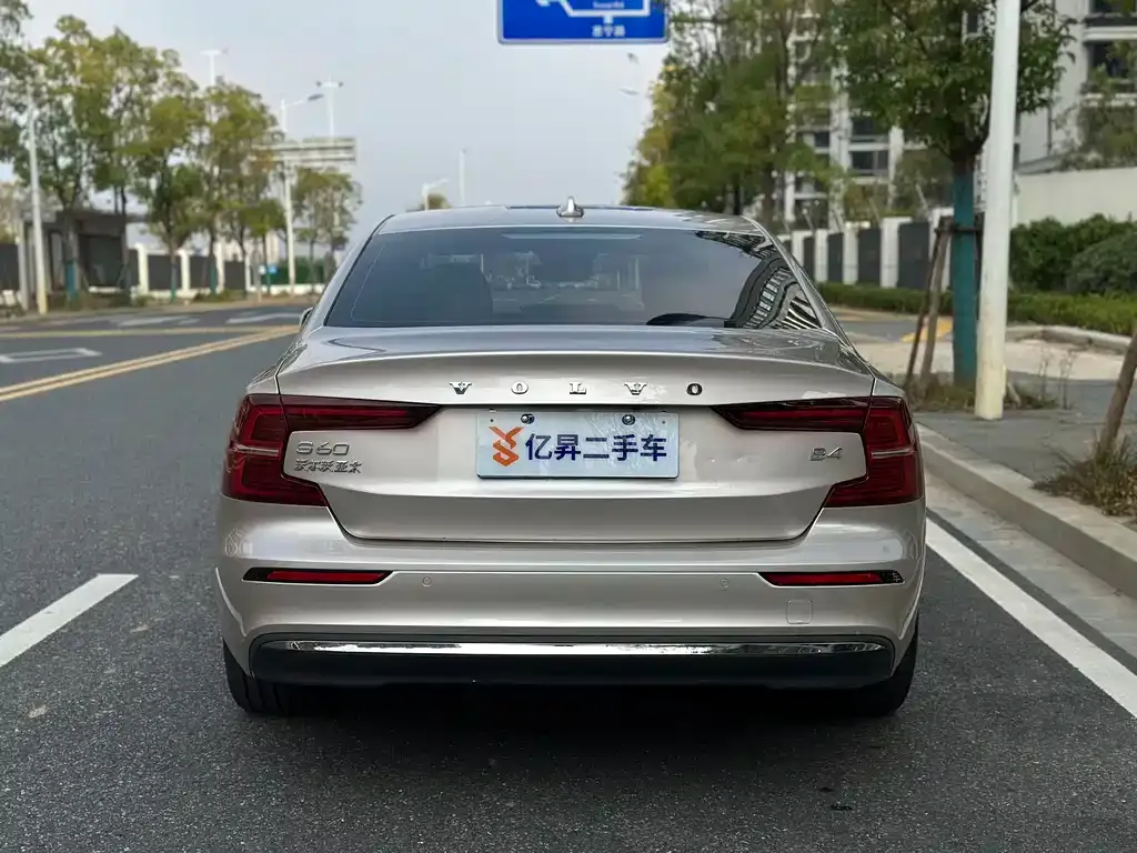 Volvo S60 2024 из CN, фото 8
