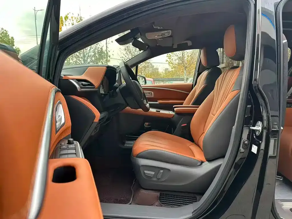 Toyota Sienna 2025 из CN, фото 2