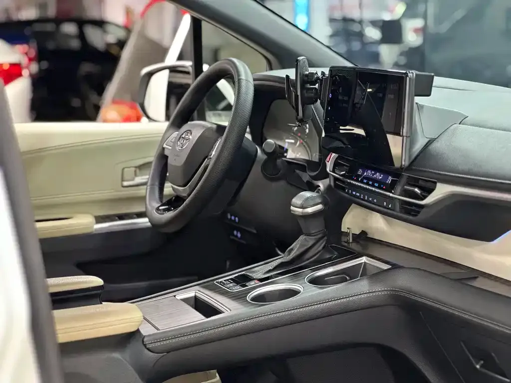 Toyota Sienna 2023 из CN, фото 8