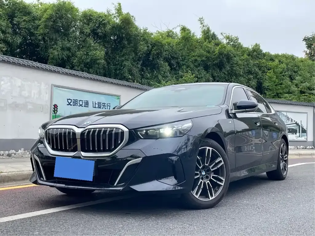 BMW 5 Series — фото 1