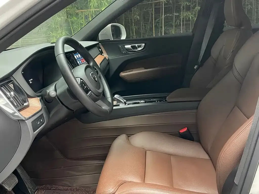 Volvo XC60 PHEV 2024 из CN, фото 9