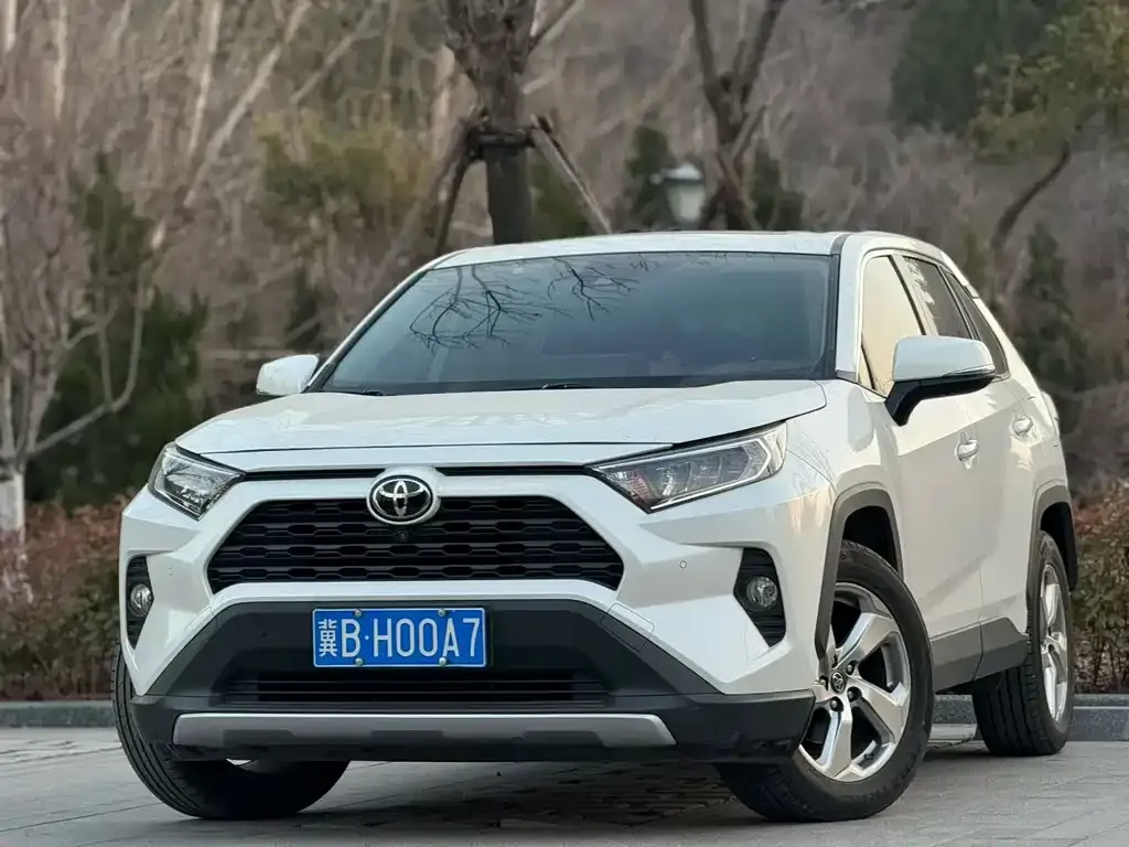 Toyota RAV4 — фото 1