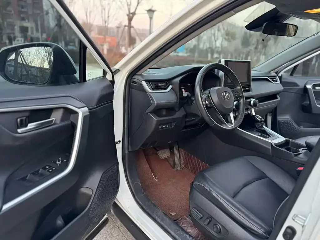 Toyota RAV4 — фото 6
