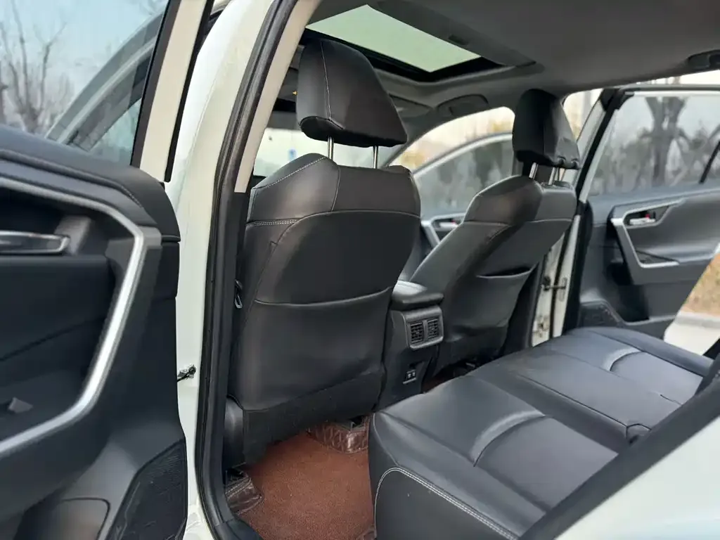Toyota RAV4 — фото 2