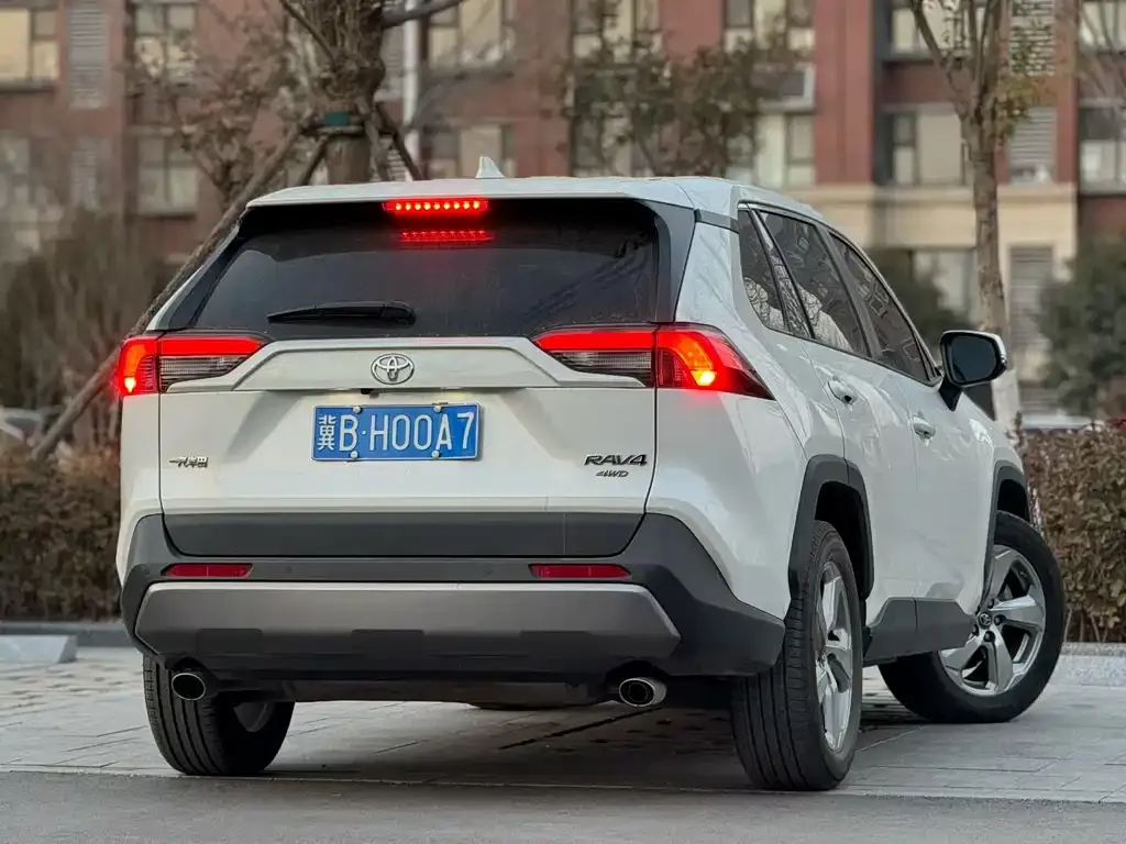 Toyota RAV4 — фото 9