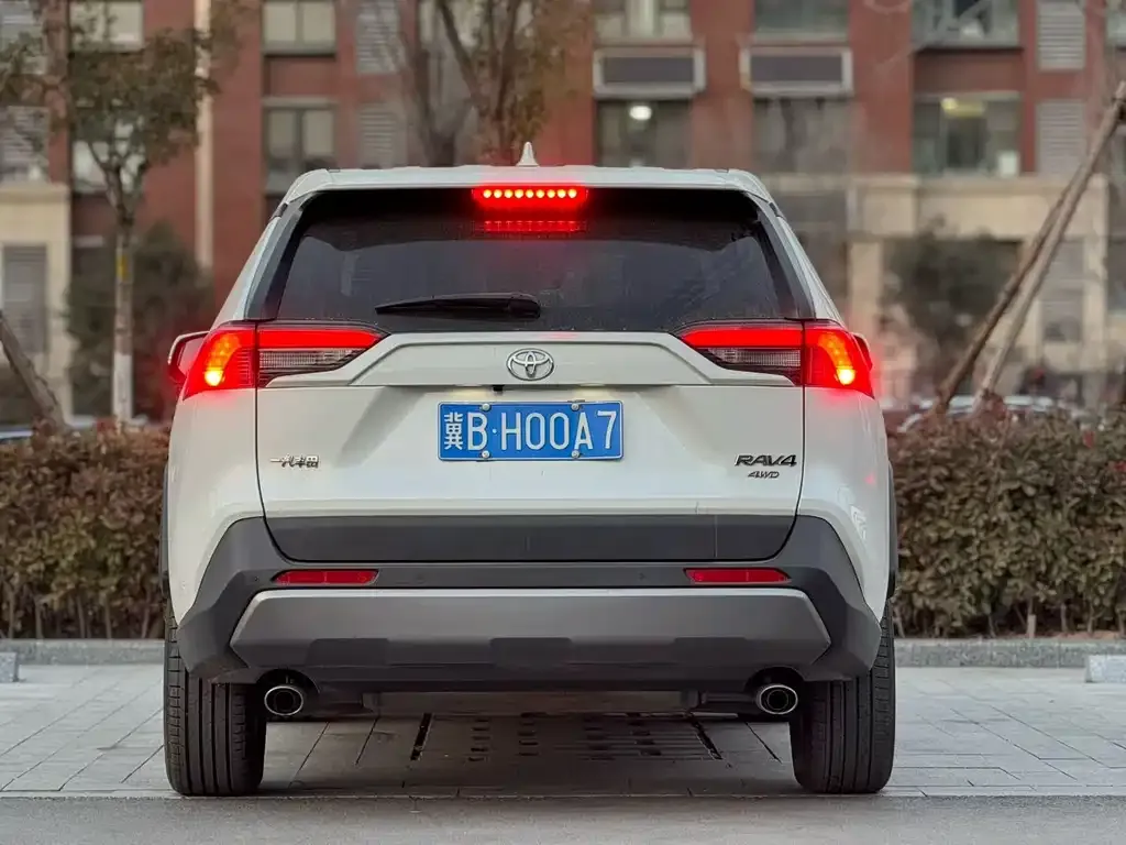 Toyota RAV4 — фото 7