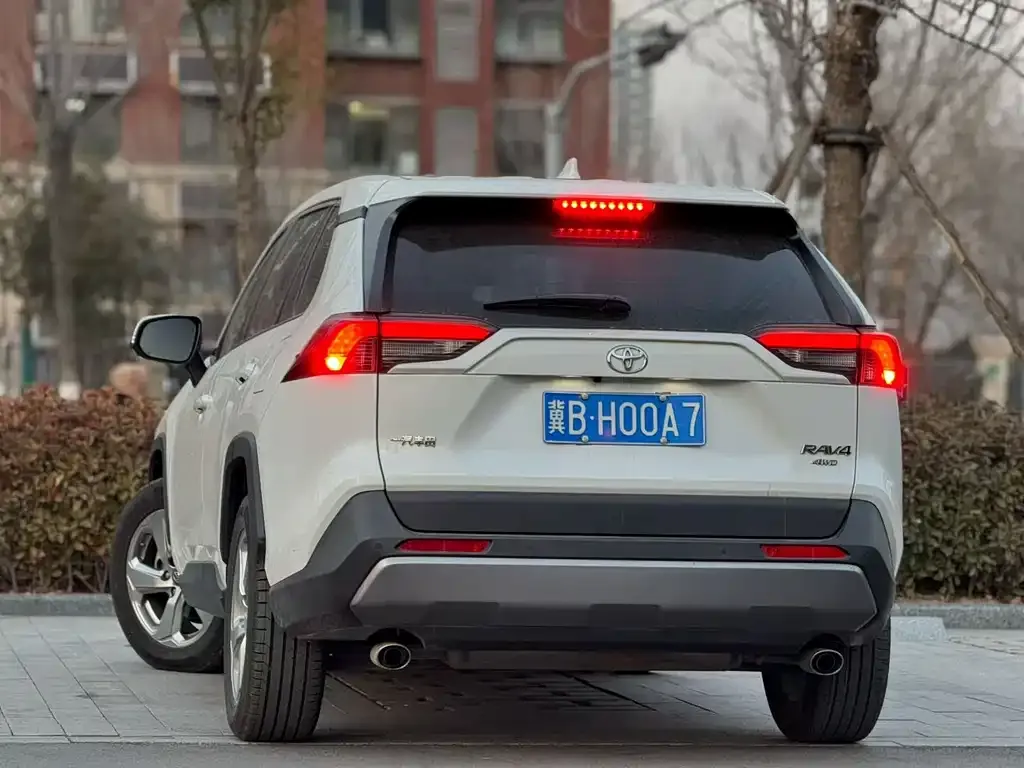 Toyota RAV4 — фото 8