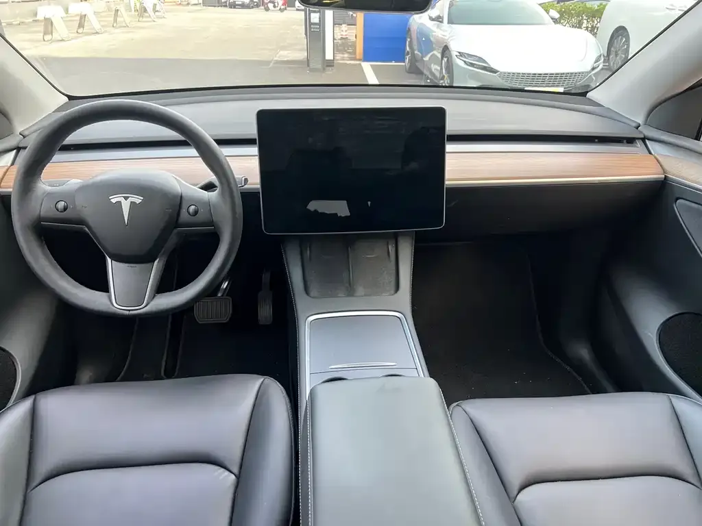 Tesla Model Y — фото 8