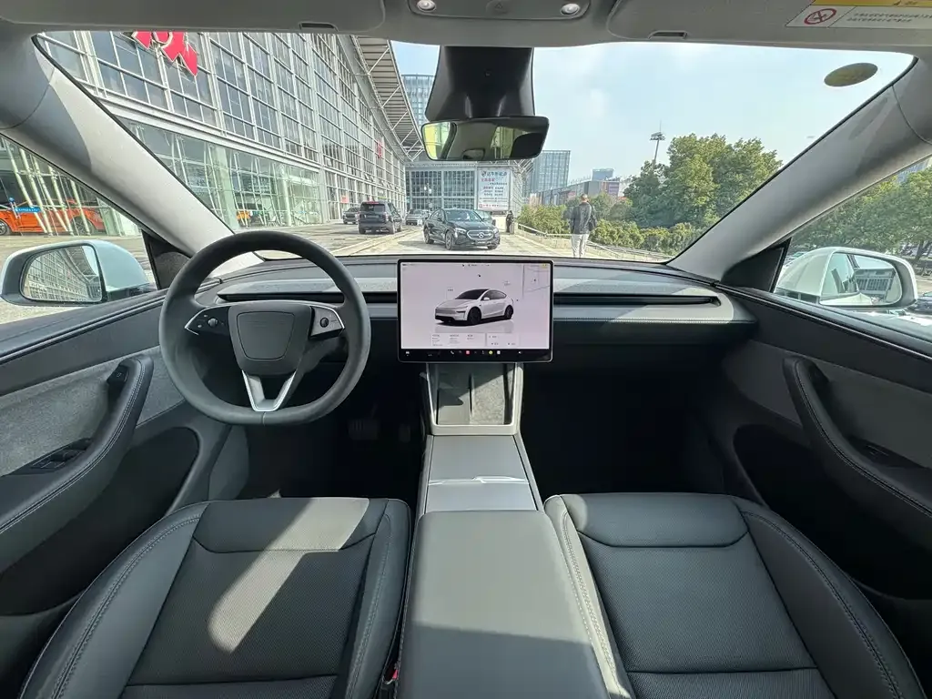 Tesla Model Y — фото 10