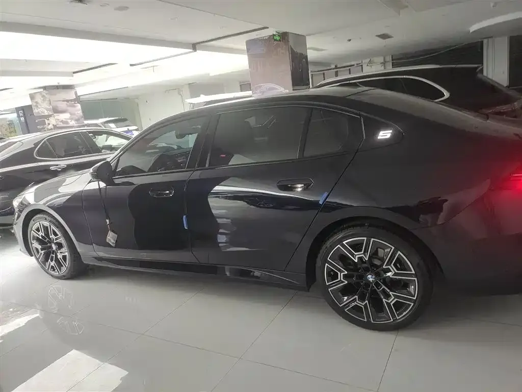 BMW 5 Series 2025 из CN, фото 10