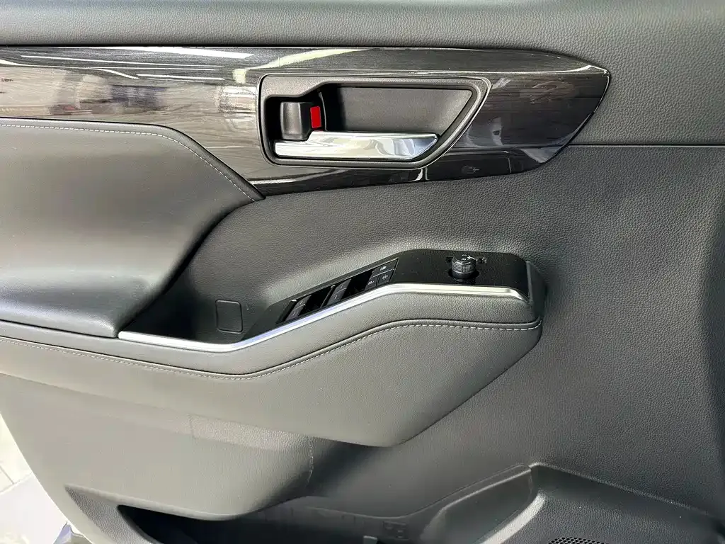 Toyota Crown Kluger 2024 из CN, фото 4
