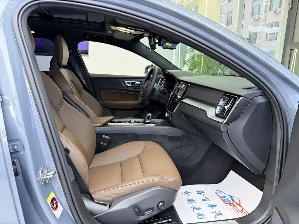 Volvo S60 2023 из CN, фото 2