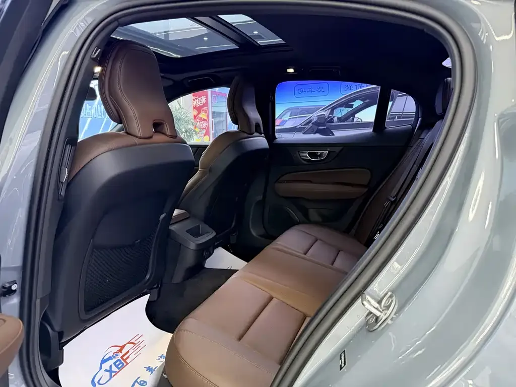 Volvo S60 2023 из CN, фото 3
