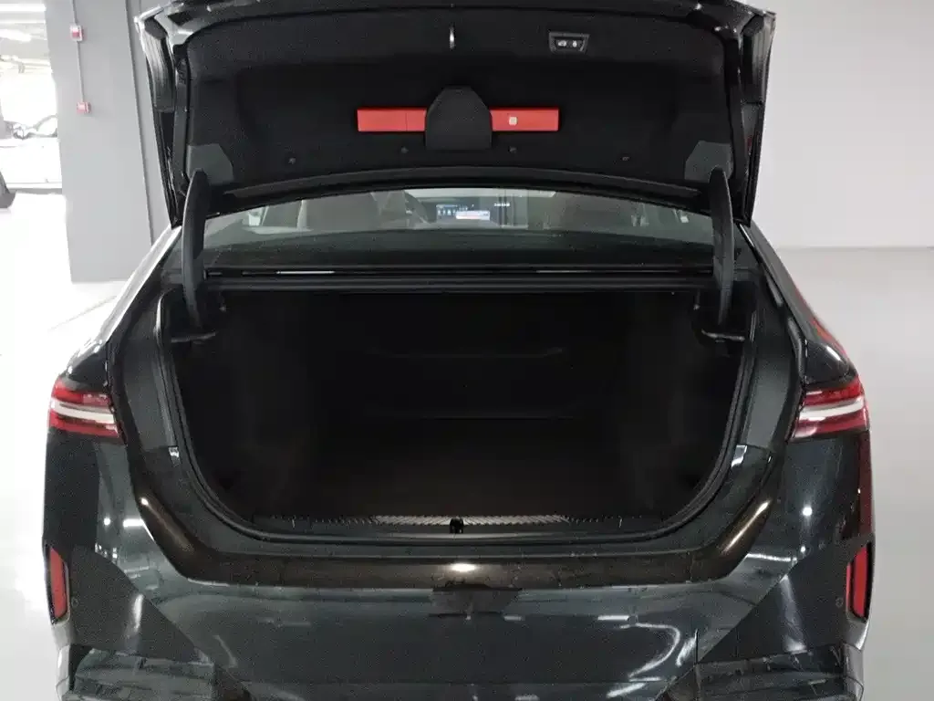 BMW 5 Series 2025 из CN, фото 7