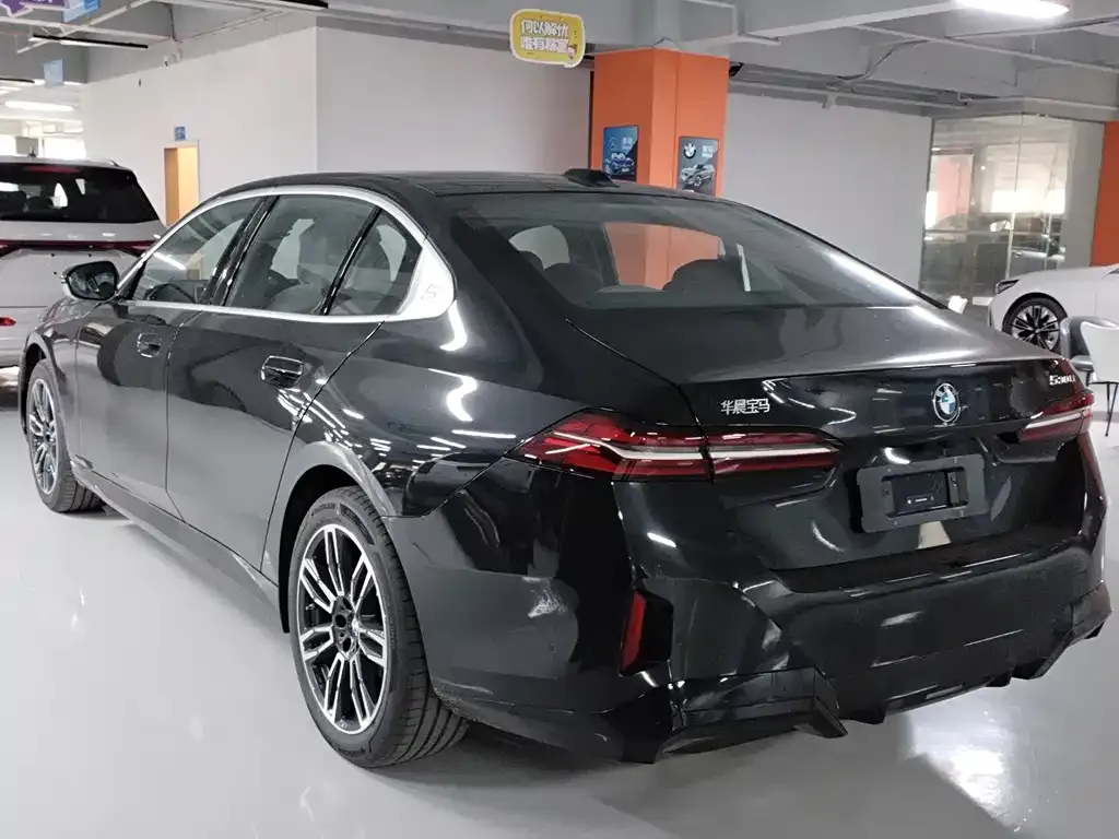 BMW 5 Series 2025 из CN, фото 6