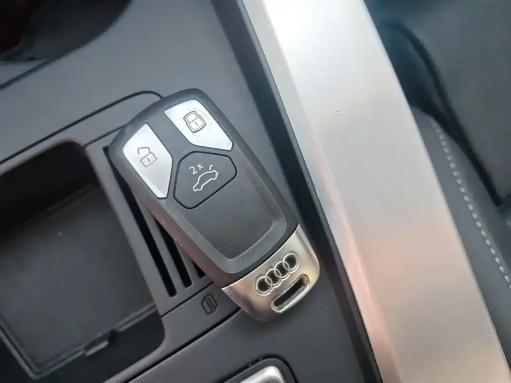Audi A4L 2022 из CN, фото 9