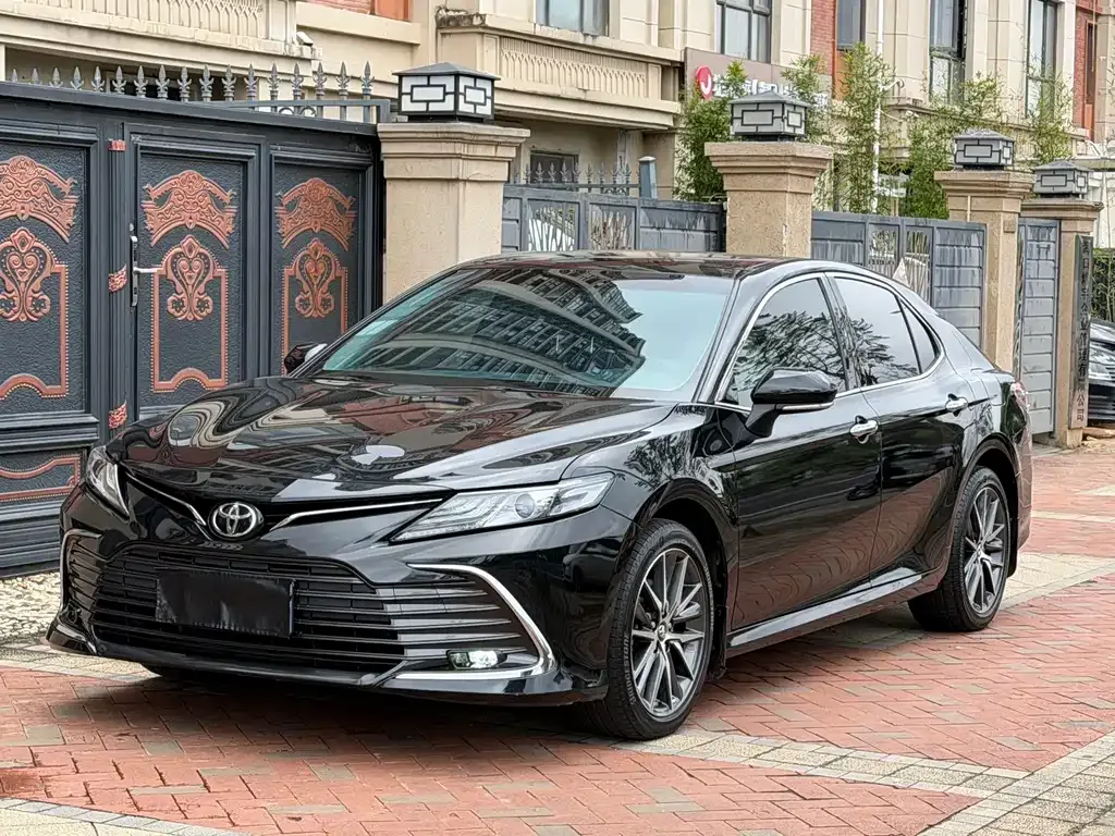 Toyota Camry — фото 1