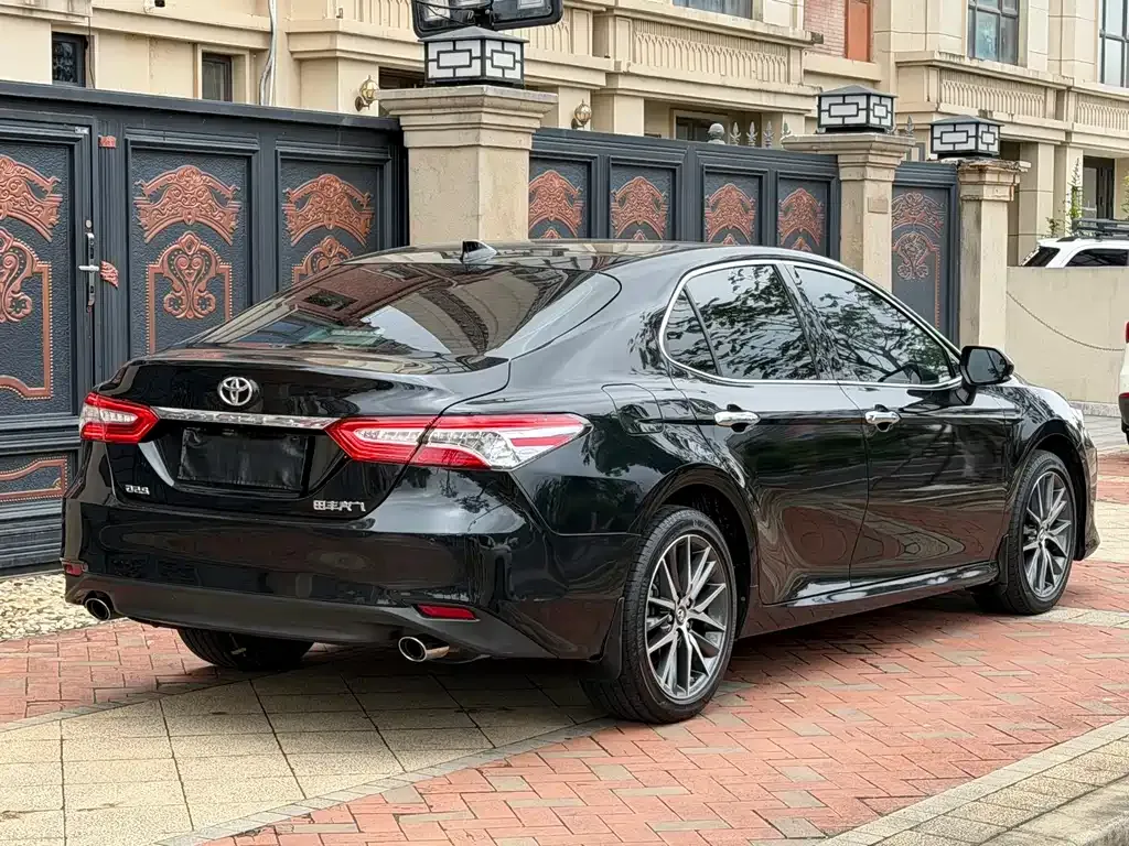 Toyota Camry — фото 6