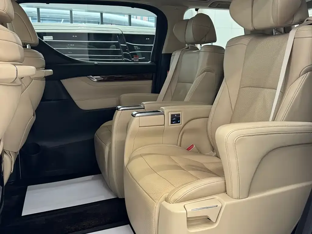 Toyota Alphard 2023 из CN, фото 2