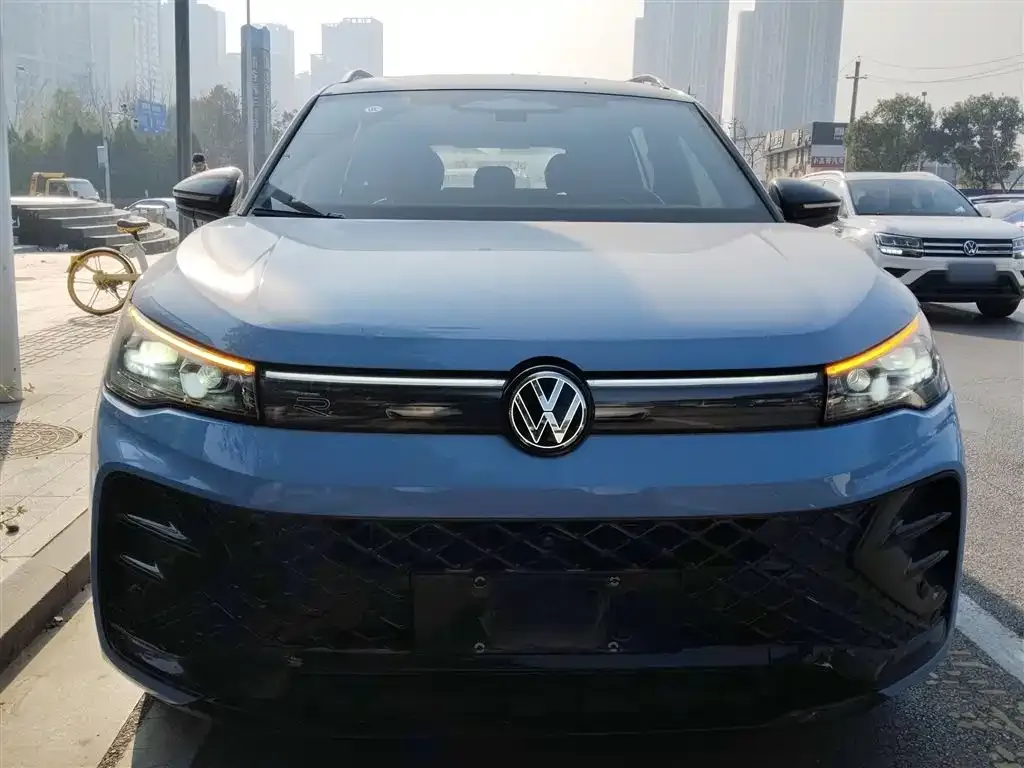 Volkswagen Tiguan L — фото 2