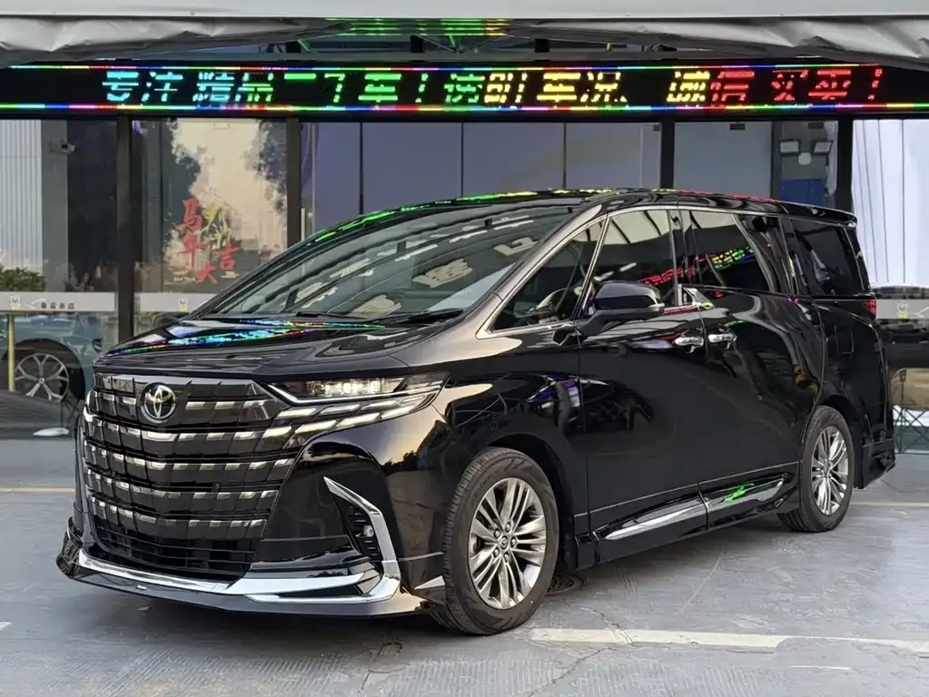 Toyota Alphard — фото 1