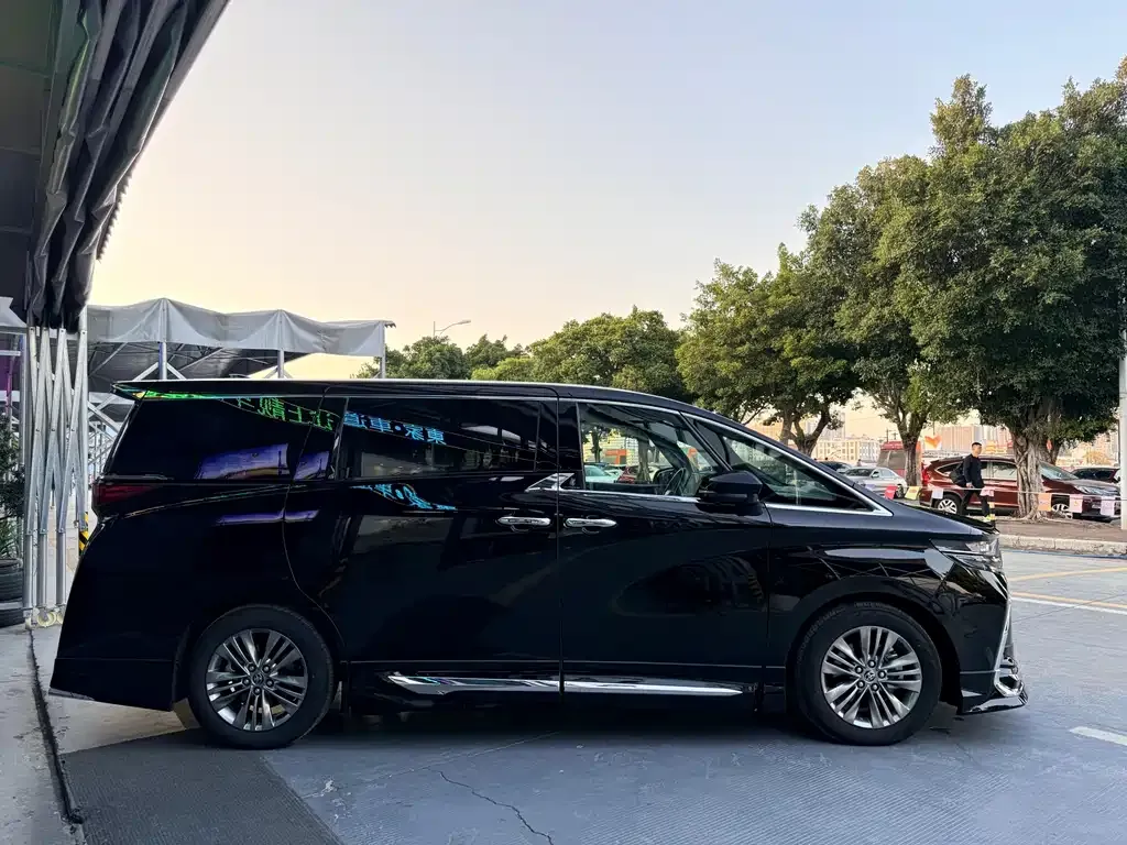 Toyota Alphard — фото 2